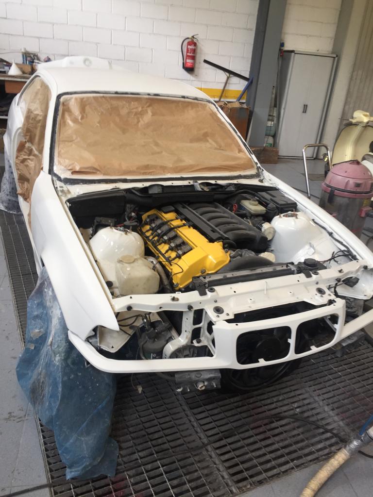 bmw en proceso de reparación chapa y pintura